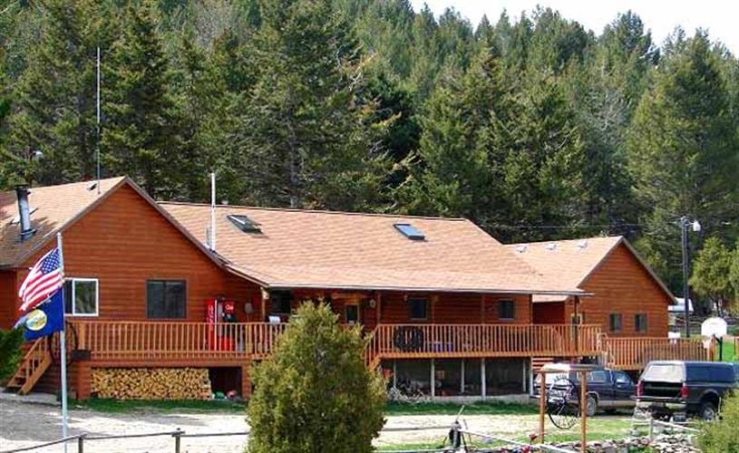 Broken Arrow Lodge & Outfitters: lodge