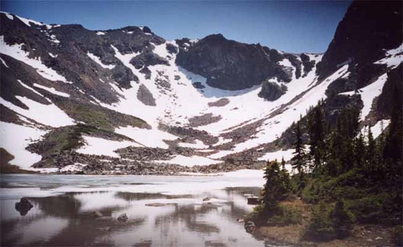 Lost Cabin Lake Trail: mountain cir surrounding Lost Cabin Lake