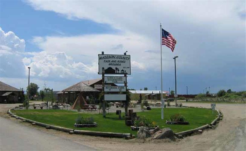 Madison County Lewis & Clark Interpretive Park: drive through at park