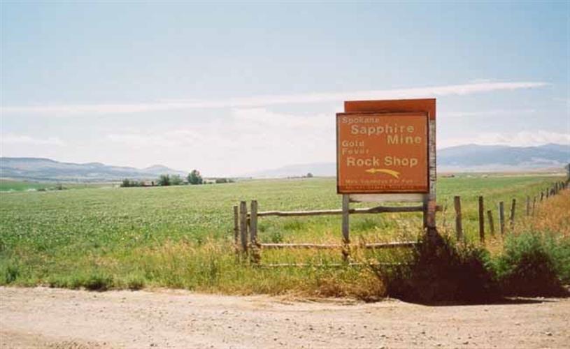 Spokane Bar Sapphire Mine and Gold Fever Rock Shop: sign and road