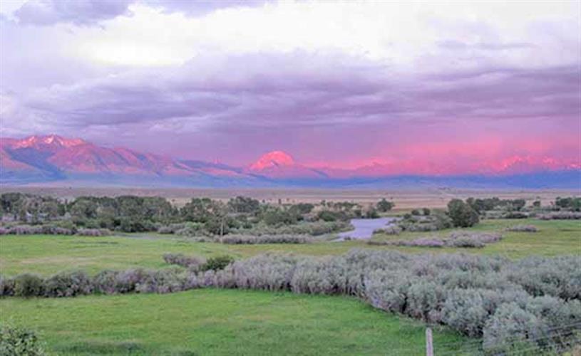 9T9 Ranch B&B: sunrise