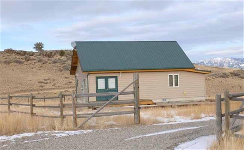 Curley's Cabin: exterior