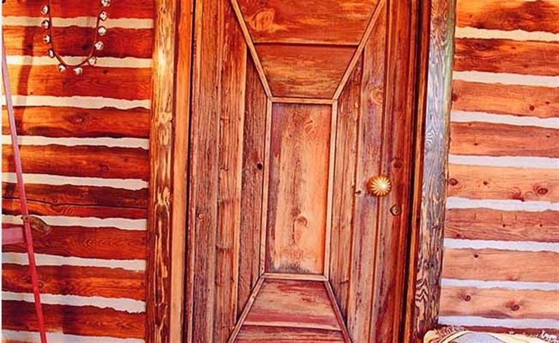 The Montana Lodge: door