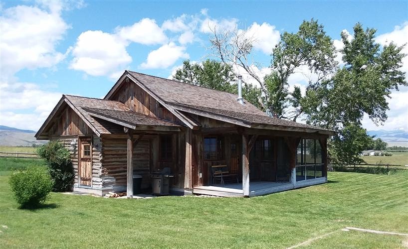 J Bar L Ranch Fishing Cabin: 