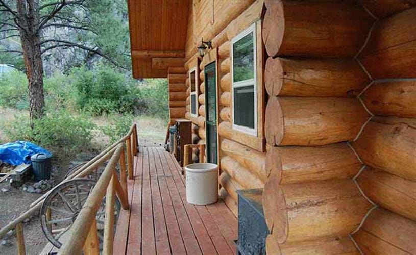 Two Feathers Lodge: porch