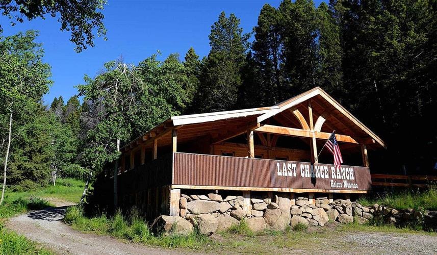 Last Chance Ranch Wagonride Dinner Show: 