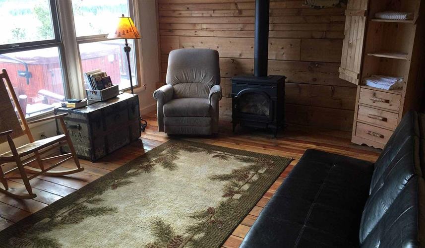 Whispering Pines Guest Cabin: 