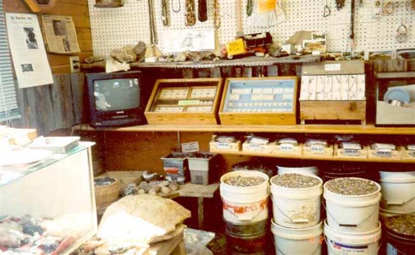 Spokane Bar Sapphire Mine and Gold Fever Rock Shop: inside shop