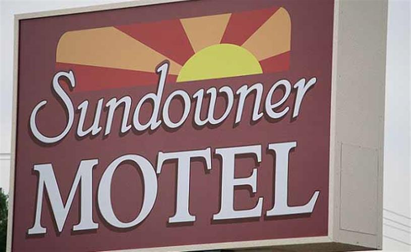 Sundowner Motel: sign