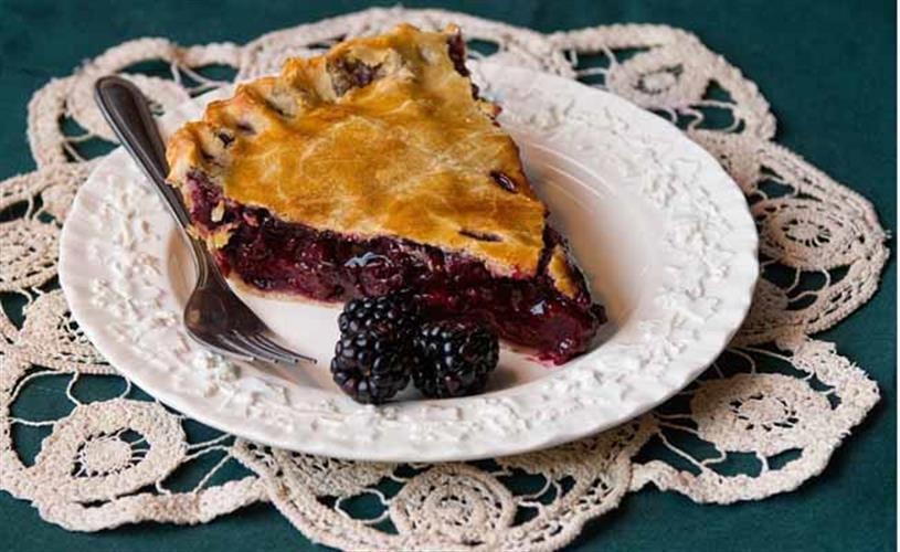 The Crossing Bar & Grill: blackberry pie