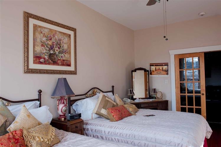 The Broadway Hotel: guest room