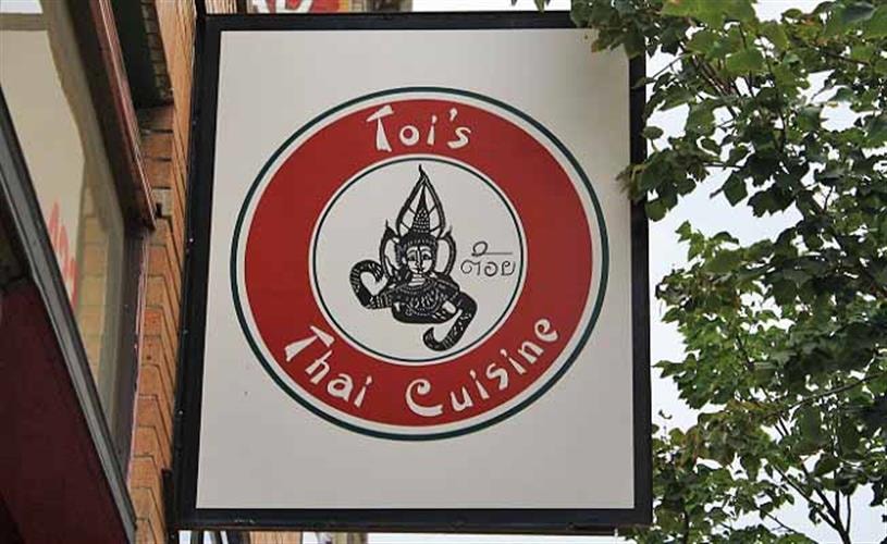 Toi's Thai Cuisine: sign