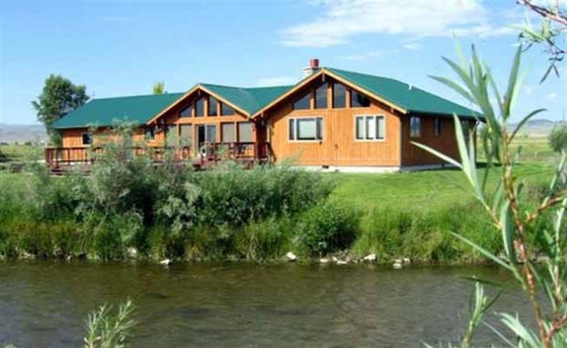 Riverfront House: exterior