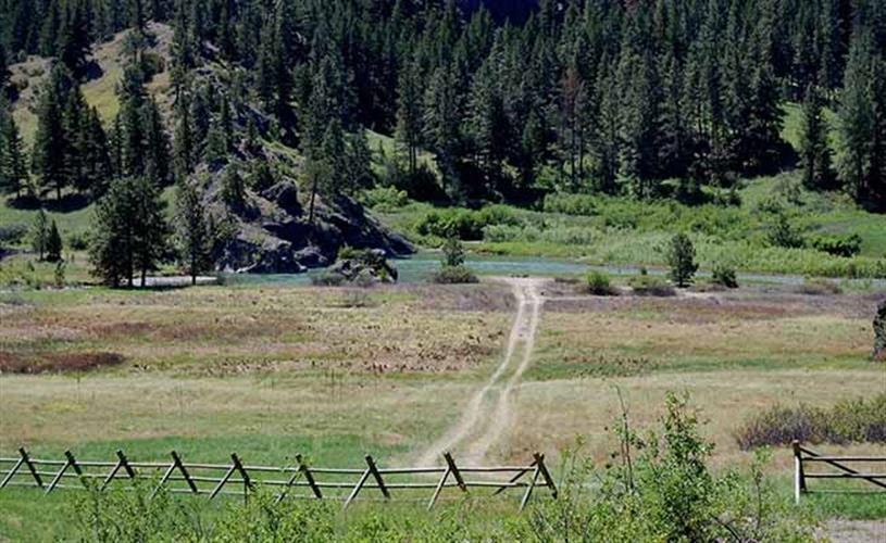 Two Feathers Lodge: road to river