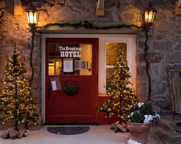 The Broadway Hotel: entry