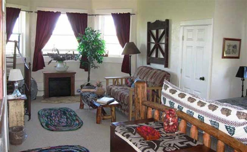 Ruby Valley Inn: living room