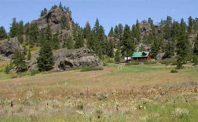 Two Feathers Lodge: exterior