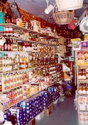 Front Street Market Eatery: Shelves of groceries