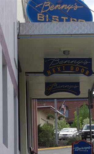 Benny's Bistro: exterior
