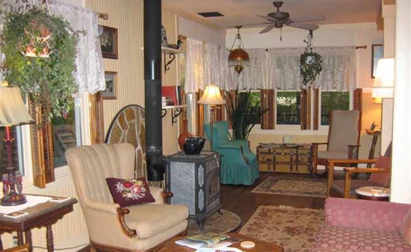 Quigley Cottage: living room