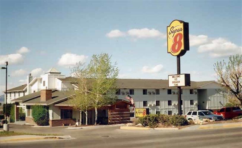 Super 8: exterior